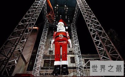 ​世界上最高的圣诞老人牵线木偶