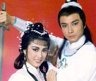 68岁刘松仁全家近照，与小20岁空姐妻子一见钟情，如今仍不用替身