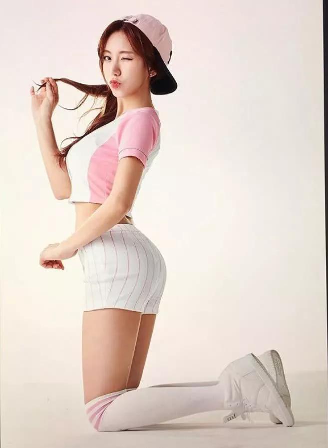 又一肌肉男星俘虏小17岁性感女友，看他电影就一个字：爽！