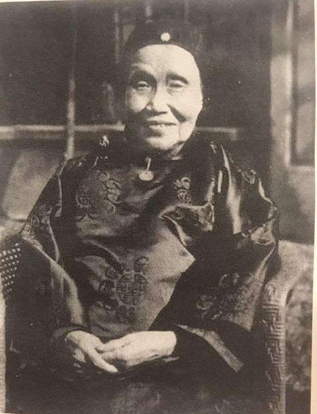 她是曾国藩最小的女儿，活到90岁福寿双全，有8子4女自号崇德老人