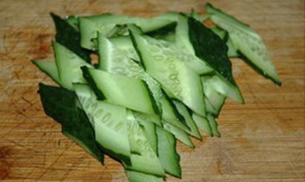 黄瓜怎么切心形,黄瓜怎样摆盘又简单又好看图6
