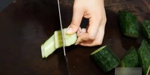 黄瓜怎么切心形,黄瓜怎样摆盘又简单又好看图9