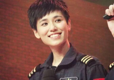 她是中国最帅女机长，10年救下178人，也是全中国唯一两个女飞行员之一
