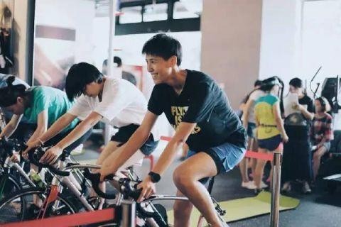 她是中国最帅女机长，10年救下178人，也是全中国唯一两个女飞行员之一