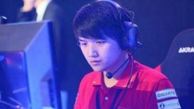 ​这是在老玩家里流传最广的谣言，微笑作为WE的元老级ADC