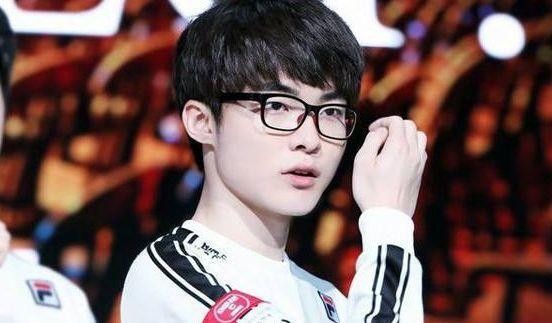 这是在老玩家里流传最广的谣言，微笑作为WE的元老级ADC