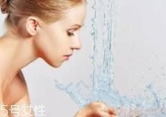 洗脸有白皮怎么回事？洗面奶太强劲