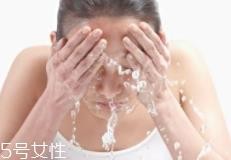 洗脸有白皮怎么回事？洗面奶太强劲