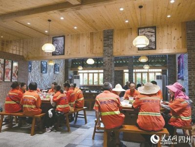 ​这家热气腾腾的火锅店，成了环卫工人的“清凉驿站”
