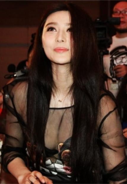女星那些亮点很辣眼的透视装大比拼，最后一位美翻了！