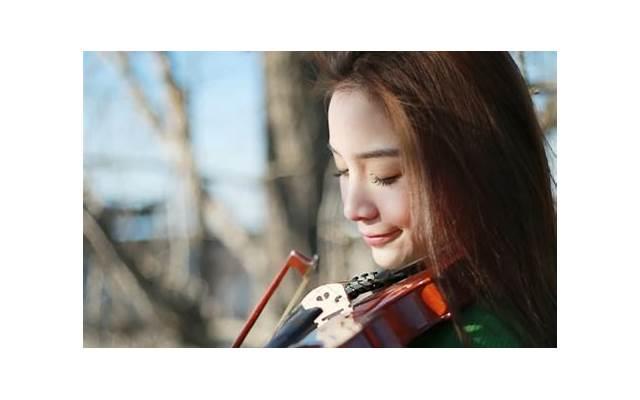 如何跟女生聊天能让她对你感兴趣(怎么跟女生聊天让她对你感兴趣)