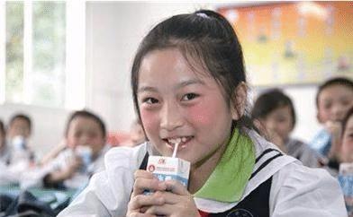 学生倒牛奶续, 勤俭节约是美德, 但不代表吃不下还得硬塞