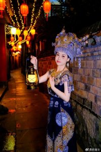 ​她是湖南最美女易经大师，名叫邓子需，喜爱少数民族少女风