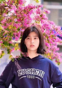 ​从校服到热搜，这个女孩的经历，你看懂了吗？