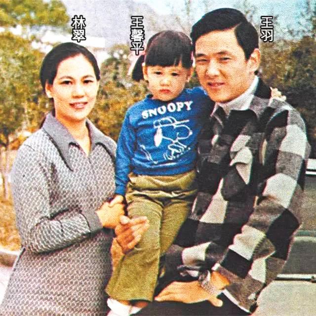 曾江年轻时候相片 与外甥女王馨平聚会心情好(11)