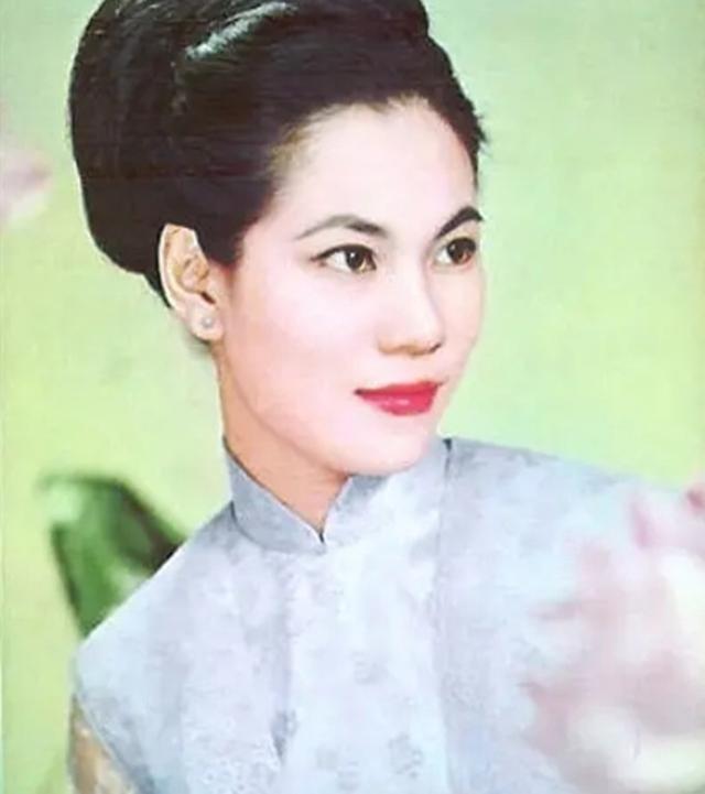 曾江年轻时候相片 与外甥女王馨平聚会心情好(9)