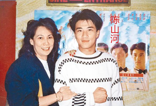 曾江年轻时候相片 与外甥女王馨平聚会心情好(10)