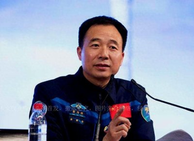 ​景海鹏：首位担任集团军副军长的宇航员，三次上太空，授军衔