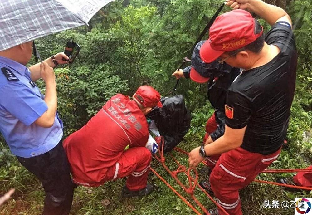 两20岁花季女孩坐乘顺风车被害，凶犯一个自杀一个伏法，伤却难平