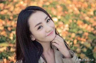 ​杨蓉恋情曝光？居家素颜与男子共进晚餐，双方互动甜蜜疑早已同居