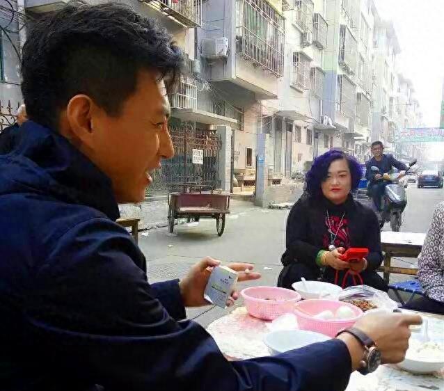 听说老干部靳东回金乡老家来喝辣汤了