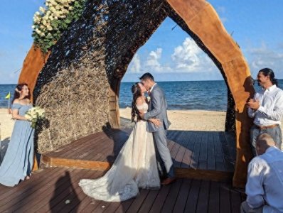 ​许慧欣亲妹结婚了！她站旁边「炸出超巨北半球」…淡出9年美貌0变化