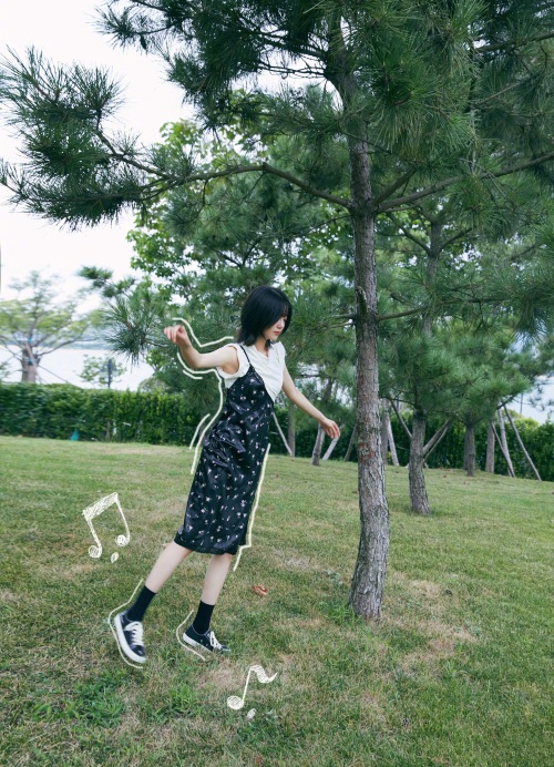 “腿精”李溪芮有多瘦？穿碎花吊带裙好清纯，这竹竿腿说78斤我信
