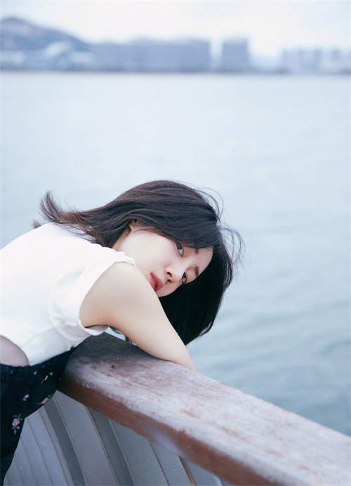 “腿精”李溪芮有多瘦？穿碎花吊带裙好清纯，这竹竿腿说78斤我信