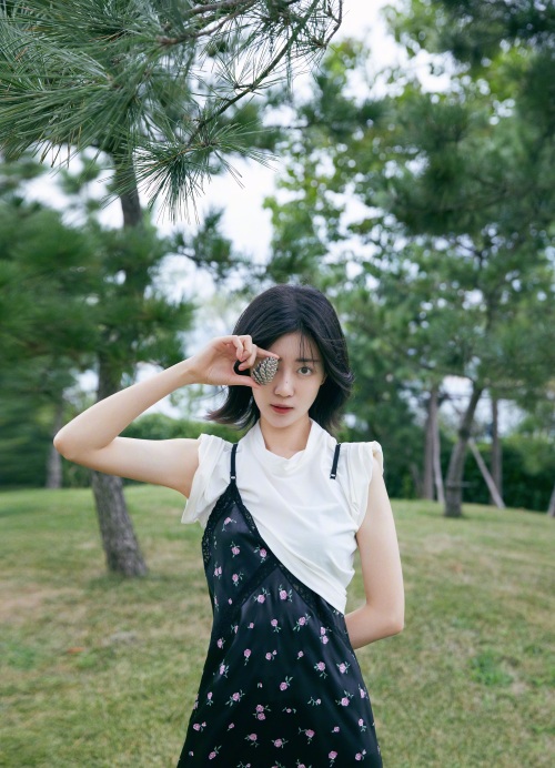 “腿精”李溪芮有多瘦？穿碎花吊带裙好清纯，这竹竿腿说78斤我信