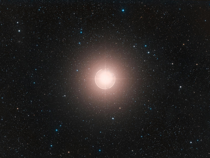 这张参宿四的影像是由数字巡天2（Digitized Sky Survey 2）计划所拍摄的数张影像合成而得。 参宿四是夜空中最亮的恒星之一。 COMPOSITE
