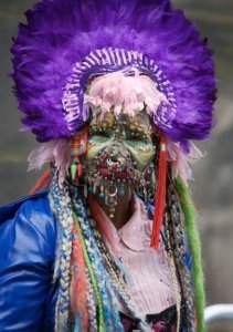 ​世界上最独的女人：全脸七千多个洞挂满首饰，老公居然是亿万富翁