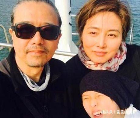 出道27年不红，和经纪人结婚15年，49岁过着人人羡慕的生活