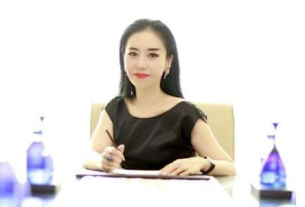 被外界评为“最美容颜CEO”，个个身家超十亿