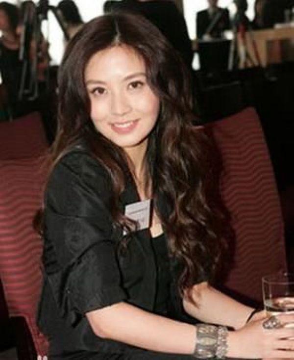 被外界评为“最美容颜CEO”，个个身家超十亿