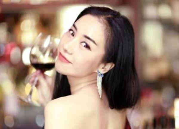 被外界评为“最美容颜CEO”，个个身家超十亿