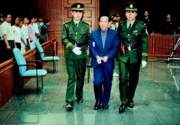 她姿色过人，中日混血，从小司机到高官夫人，最后成贪官“姘头”