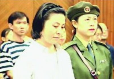 ​她姿色过人，中日混血，从小司机到高官夫人，最后成贪官“姘头”