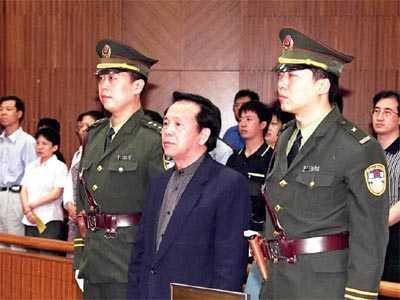 她姿色过人，中日混血，从小司机到高官夫人，最后成贪官“姘头”