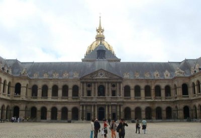 ​军事博物馆，最早建立于1871年，当时称作炮兵博物馆