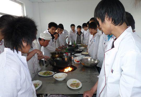学厨师要学多久学费多少：学厨师一年学费多少