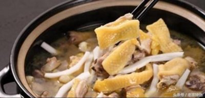 ​椰子煲鸡汤详细做法（椰子鸡煲口味咸鲜）