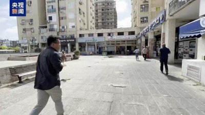 ​总台记者以色列采访途中突遭空袭 被迫躲入避难场所