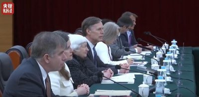 ​国务院副总理何立峰与美国财长耶伦举行会谈