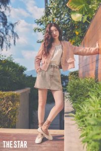 ​韩国女艺人郑采妍最新杂志写真春意盎然