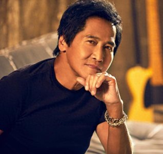 轻轻的我将离开你,请将眼角的泪拭去,那首歌如今改编成了电影