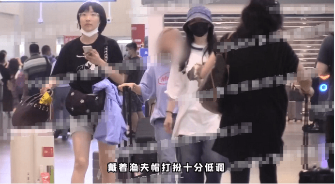 金靖舒奕橙恋情疑曝光 打扮低调一路同行