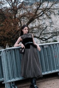 迪丽热巴巴黎街拍,优雅有范尽显女明星气场