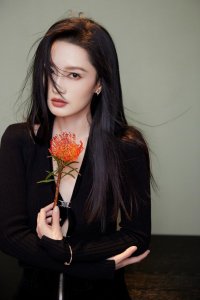 李沁穿黑装勾勒细腰长腿 发丝飞舞又飒又美