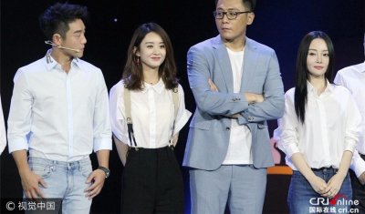 赵丽颖演说气质知性大方 与刘烨同框显激萌身高差