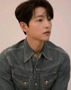 宋仲基回应妻子二婚生过娃传闻:像在写小说